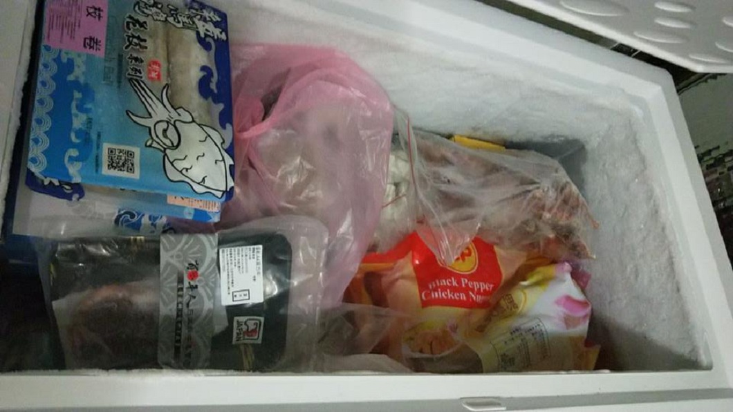 有澎湖網友就分享自家冷凍櫃所冰藏的美食。(圖/翻攝自爆廢公社)