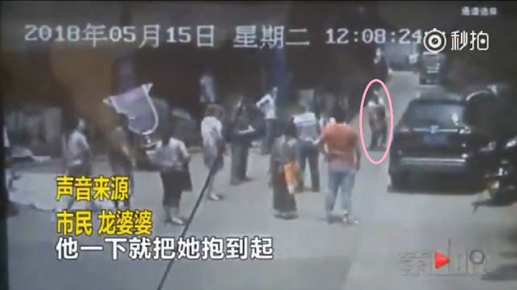 重慶一名男子看見小女孩從2樓掉下，他衝了40公尺將女童接住。(圖／翻攝自陸網) 女童翻牆從2樓墜下　男狂奔40公尺徒手接住