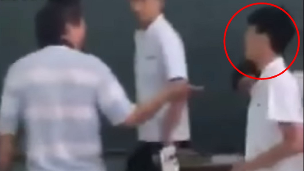 老師想跟他好好談,但學生不領情,直接暴走窮追猛打。圖/翻攝YouTube