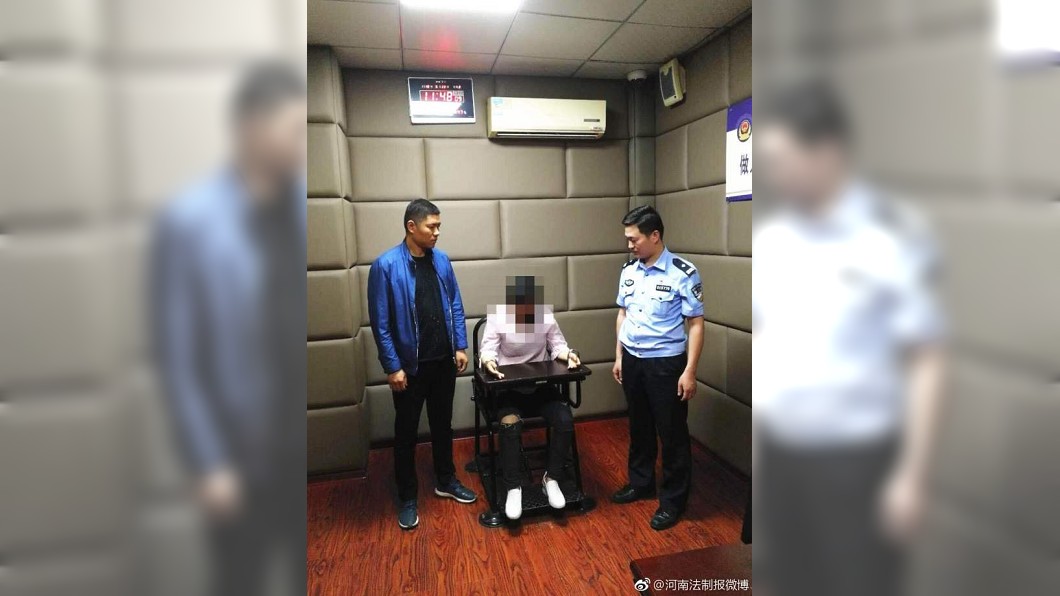 警方對嫌犯展開偵訊。(圖/翻攝自微博)