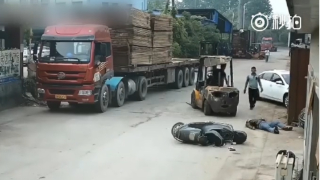徐男被牙叉重擊後,摔下機車倒地不起。圖/翻攝自微博
