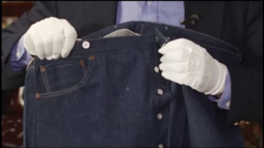 美國一名拍賣商日前將一件125年歷史的牛仔褲拍賣出去。(圖／翻攝自YouTube)