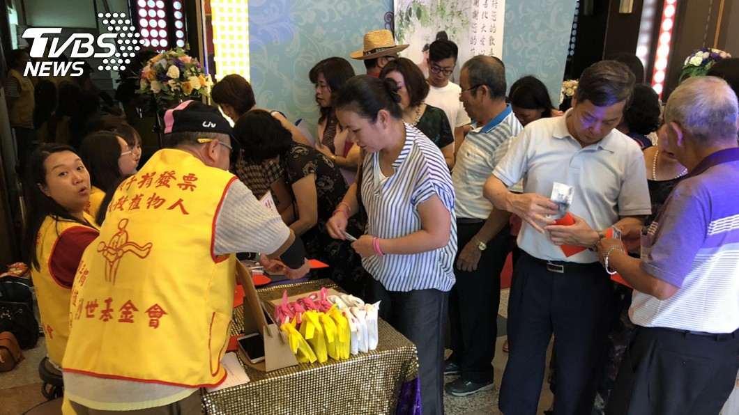 為了感謝賓客們的愛心與祝福,創世基金會現場也準備公益婚禮小物回贈親友。圖/創世基金會桃園分院授權提供