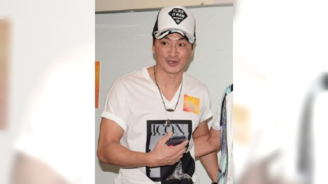 何家勁近日出席慈善活動,許多人驚呼58歲的他根本沒變。圖/翻攝自 微博