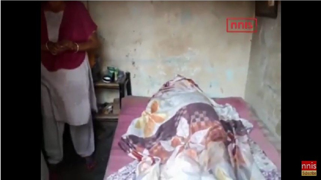 印度發生一起人倫悲劇，6名子女為了繼續詐領母親的補助津貼，竟將她的屍體藏在家中。(圖／翻攝自YouTube)