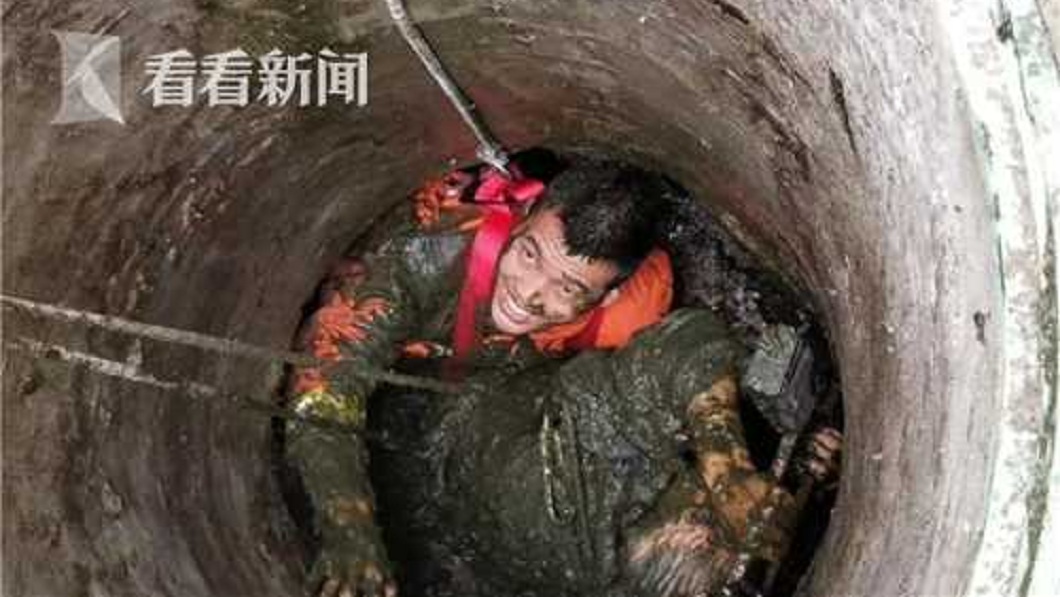 消防員下井救人,讓老奶奶踩著她的肩膀,再由上面的夥伴聯手將她拉出。(圖/翻攝自看看新聞)