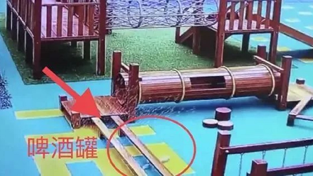 該女子扔擲啤酒罐到幼稚園內,所幸沒有學生受傷。圖/翻攝自微博