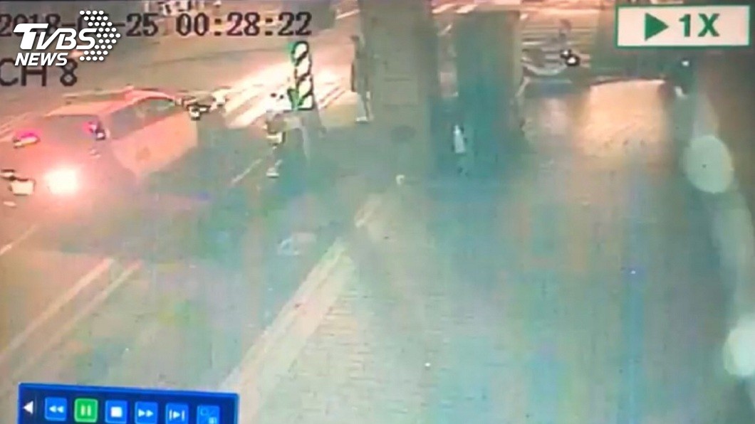 警方開巡邏車送蘇女就醫,男友則騎車跟在其後。(圖/TVBS)