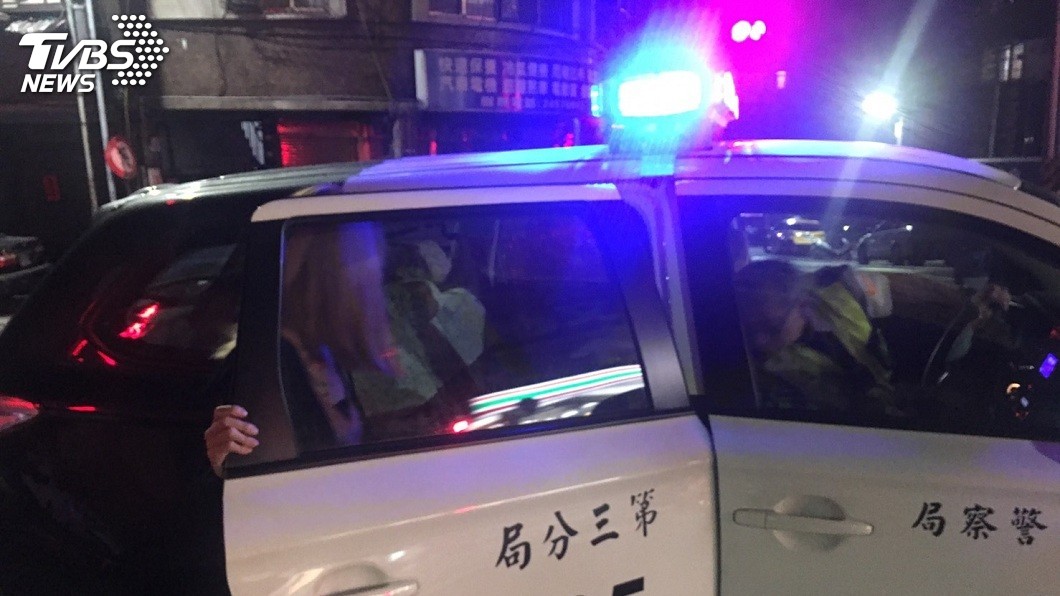 當時事發突然緊急,警方開巡邏車送蘇女到長庚醫院就醫。(圖/TVBS)