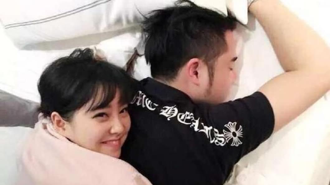 馮提莫疑似陪睡「乾爹」的照片外流。(圖/翻攝自微博)