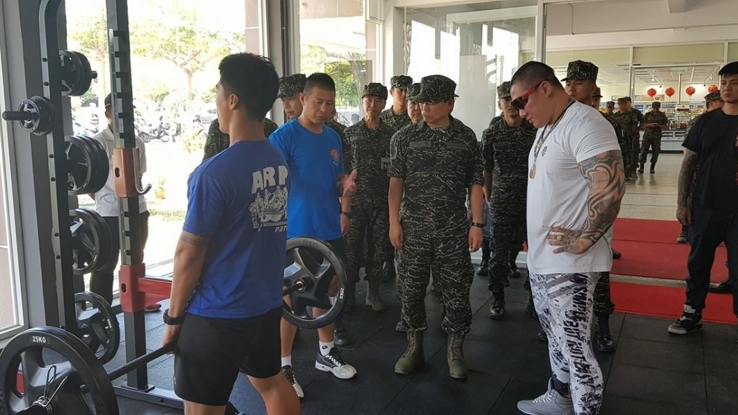 館長日前捐贈重訓器材給國軍,最近又捐180給新北消防隊購買器材。圖/翻攝自 臉書 飆捍