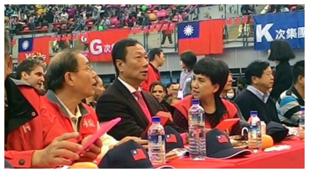趕搭A股直通車,郭台銘(左三)在一月底召開臨時股東會,向74萬名鴻海小股東說明FII申請A股上市計劃。(圖/中央社)