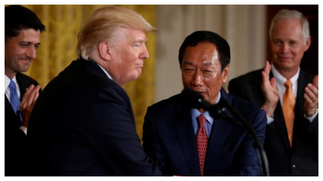 美國總統川普(左二)高調迎接郭台銘(右二)投資美國,陸媒以「千萬別讓郭台銘跑掉!」為題大幅報導。(圖/中央社)