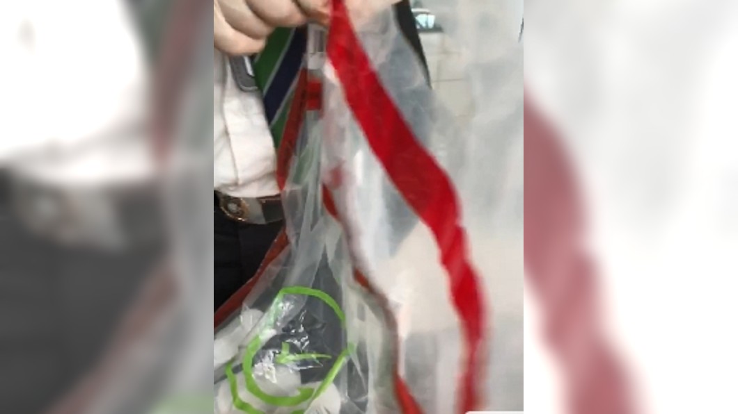 保全動手強拆袋子。圖/翻攝自Dcard