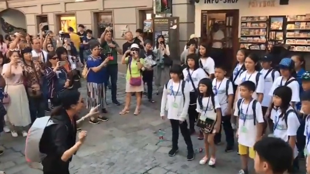 嘉興國小合唱團的成員們抵達維也納的第一天在街頭快閃表演,用天籟美聲征服維也納。圖/翻攝自嘉興國小義興分校合唱團臉書