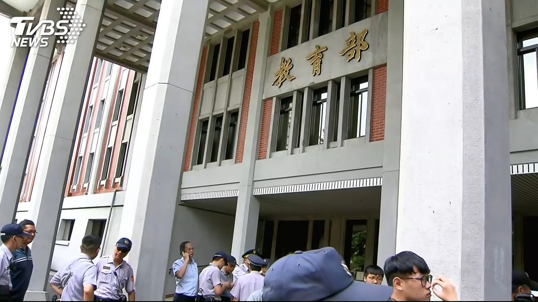 青年團體籲凍漲學費 衝教育部遭警阻擋