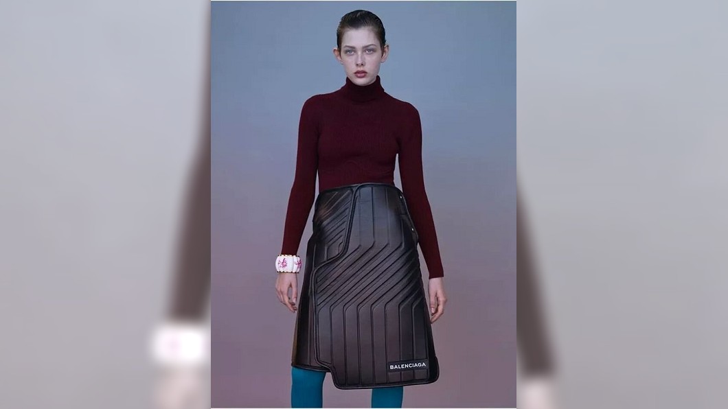 Balenciaga去年一件皮裙售價1450美元(約43500元台幣),被網友嘲諷酷似汽車內部的腳踏墊。圖/翻攝官網