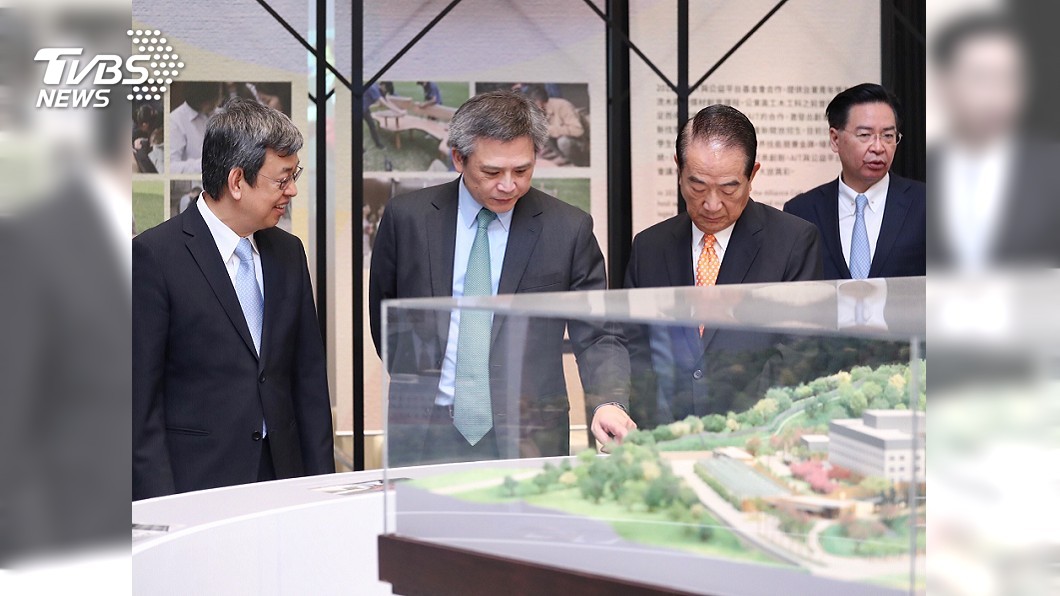 副總統陳建仁、與美國在台協會處長與宋楚瑜參觀AIT內湖新館模型。圖／中央社