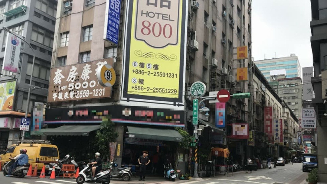 原PO表示隔壁店家位於三角窗的位置。圖／翻攝自爆料公社