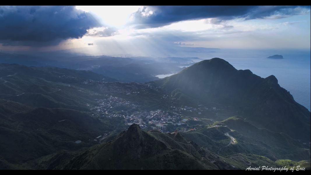 光線穿過後雲層照向大地。圖/Eric Lin授權使用