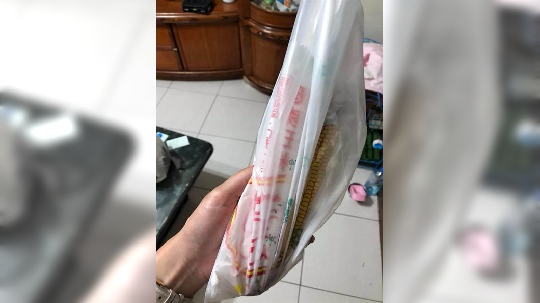 網友在台中買烤玉米,要價110元。圖/翻攝爆廢公社
