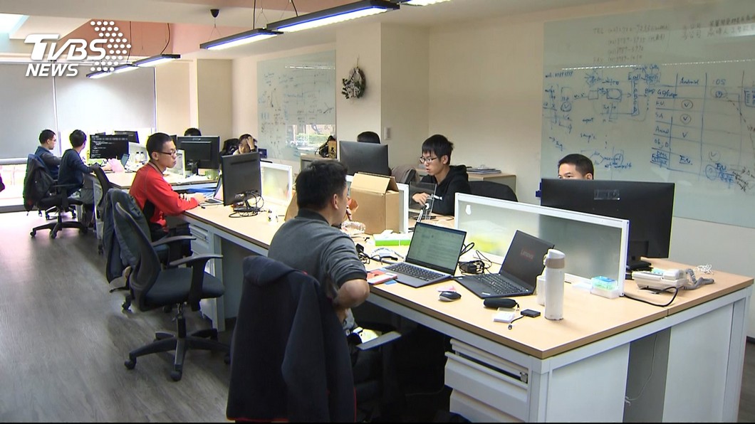 許多民眾每天辛苦工作,薪資卻無法成長,直呼簡直是在窮忙。(示意圖/TVBS)