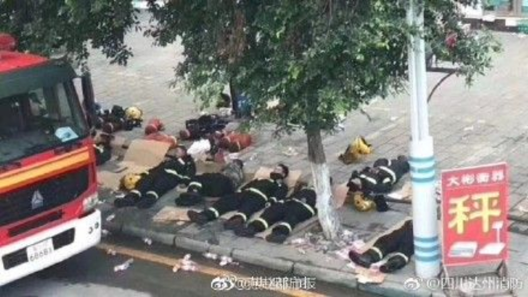 消防員累癱在路邊。圖/翻攝自微博