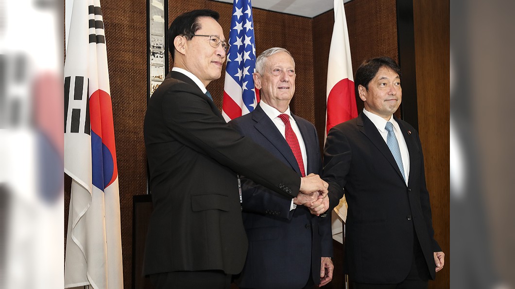 南韓、美國、日本三國國防部長在新加坡發表聯合聲明。圖／達志影像美聯社