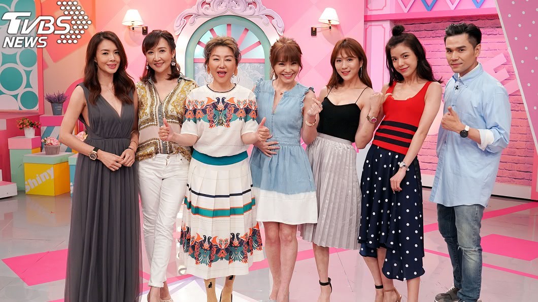 TVBS歡樂台《女人我最大》(左起)林美貞、Julie、主持人藍心湄、甄莉、潘映竹、謝凱蒂、Kevin老師。