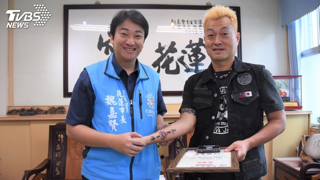 小林晉平(右)秀出台灣花蓮刺青。圖／花蓮市公所提供