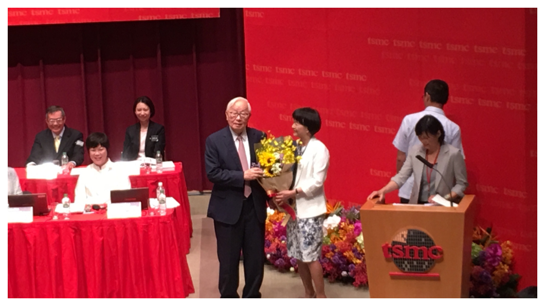 台積電創辦人張忠謀(中間站立者左一)主持最後一場股東會,小股東獻花表達不捨,張忠謀感性表達:「我愛台積,再創奇蹟!」 圖/TVBS