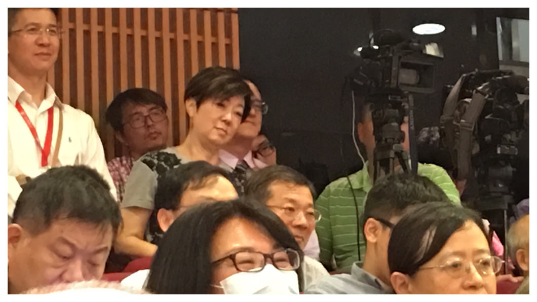 張忠謀昨天以董事長身份主持台積電最後一場股東會,夫人張淑芬(中間站立者)隱身會場,給丈夫決定退休最大的支持與鼓勵。 圖/ TVBS