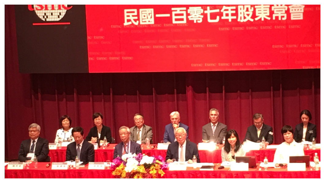 最後一次主持股東會!張忠謀(前排右三)宣布退休,強調除非「被邀請」、「被要求」,不會再進到台積電。 圖/TVBS