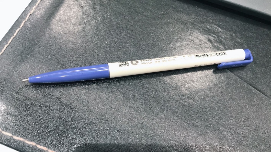 這一支8元的原子筆，竟然讓來銀行辦事的大媽愛不釋手。(圖／翻攝自Dcard)