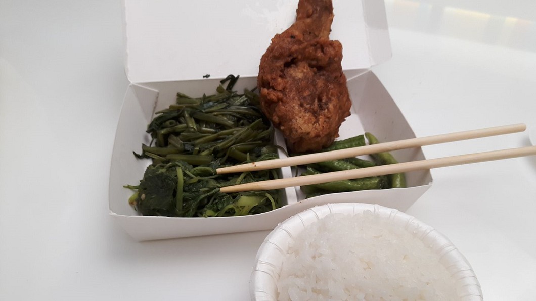 台北網友PO出公司旁買的自助餐便當。圖/翻攝自爆廢公社