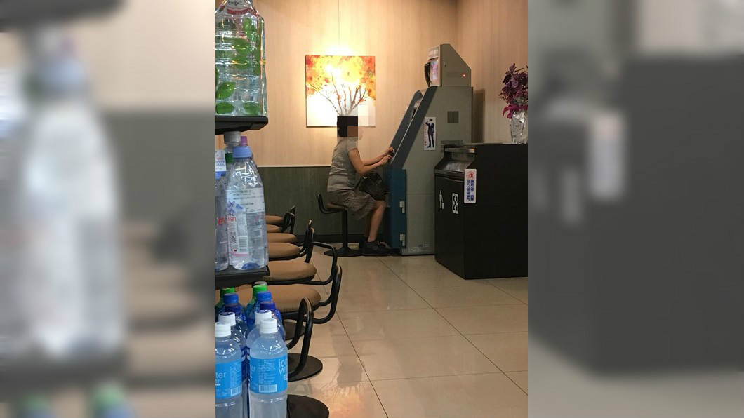 有大媽坐在ATM前操作20分鐘，引發網友議論紛紛。(圖／翻攝自爆廢公社)