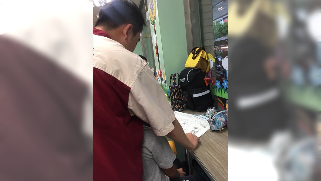 超商店員很熱心地指導男童寫數學作業。(圖/翻攝自爆廢公社)