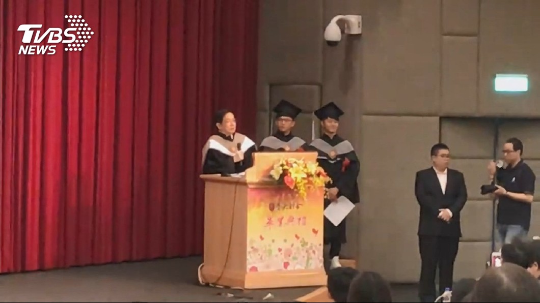 管中閔現在財金系畢業典禮，並且還上台致詞。(圖／TVBS)