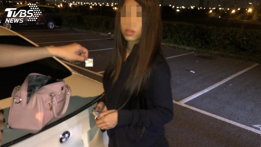 21歲的張女在包包內被搜出K他命毒品。(圖／TVBS)
