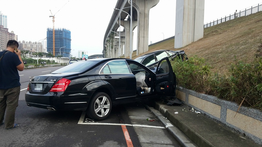 賓士車的受損情況比較嚴重。(圖/翻攝自爆料公社)