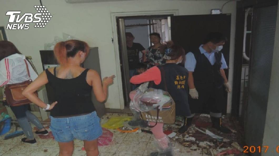 動保所人員到了陳女的住處時,發現屋內環境髒亂不堪,臭氣沖天。(圖/TVBS)