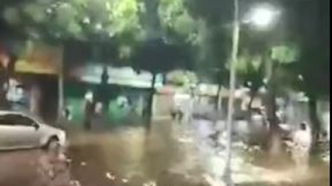 廣東佛山一對母女日前在等公車時,因為廣告看板漏電而導致觸電身亡。(圖/翻攝自微博)