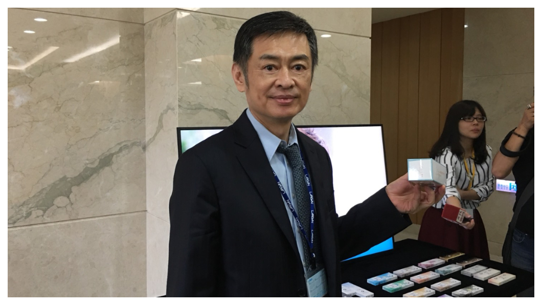 手拿自家投資的隱形眼鏡,林恩平(中)自我調侃雖然努力研發各類隱形眼鏡,但其實自己視力非常好,不僅沒有近視,連遠視都沒有。 圖/TVBS