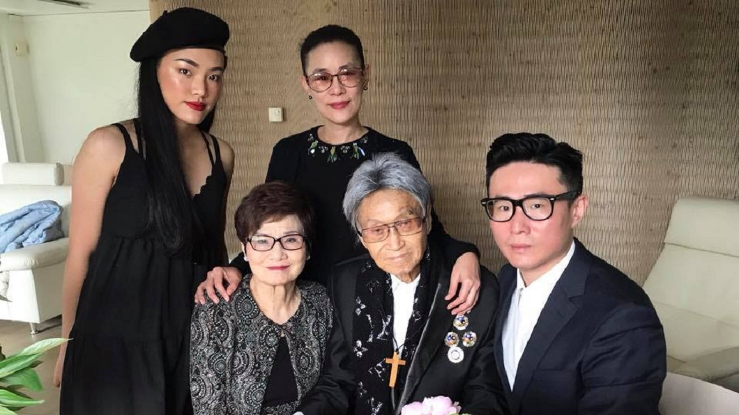 傅達仁安樂死辭世享壽85歲，他的遺孀和兒子13日搭機將他的骨灰帶回台灣。(圖／翻攝自傅俊豪臉書)