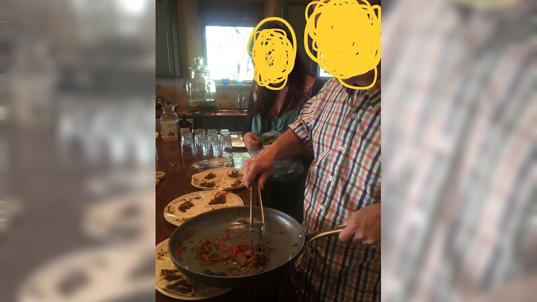 他左小腿截肢將肉包捲餅吃 大讚「有嚼勁」