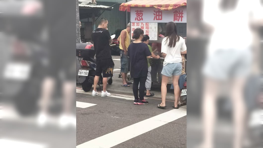 本土天團「玖壹壹」團長春風也來現場排隊買20份蔥油餅。(圖/翻攝自「四寶媽蔥油餅」臉書粉絲團)