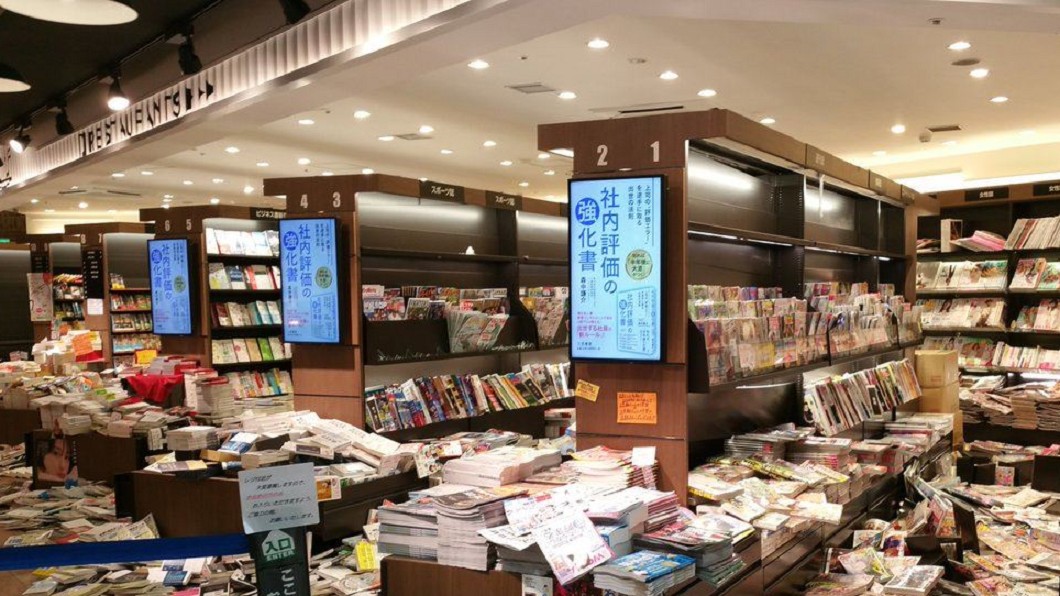 強震威力讓書架上的書,倒得亂七八糟。圖/翻攝自Paulita Gomez 推特