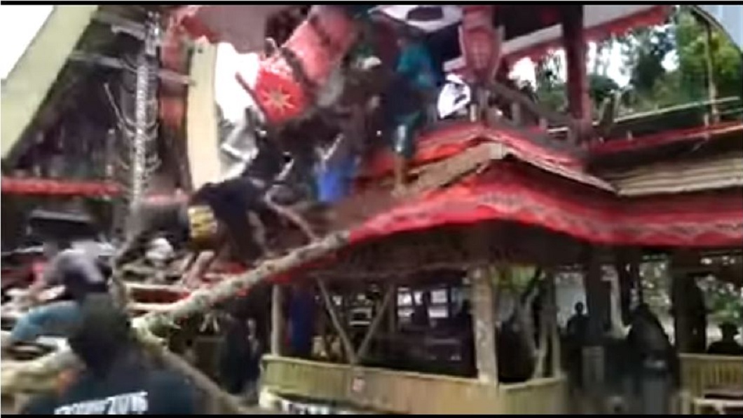 印尼日前發生一起意外，民眾在抬棺時竹梯突然塌陷，眾人全摔落在地。(圖／翻攝自YouTube)