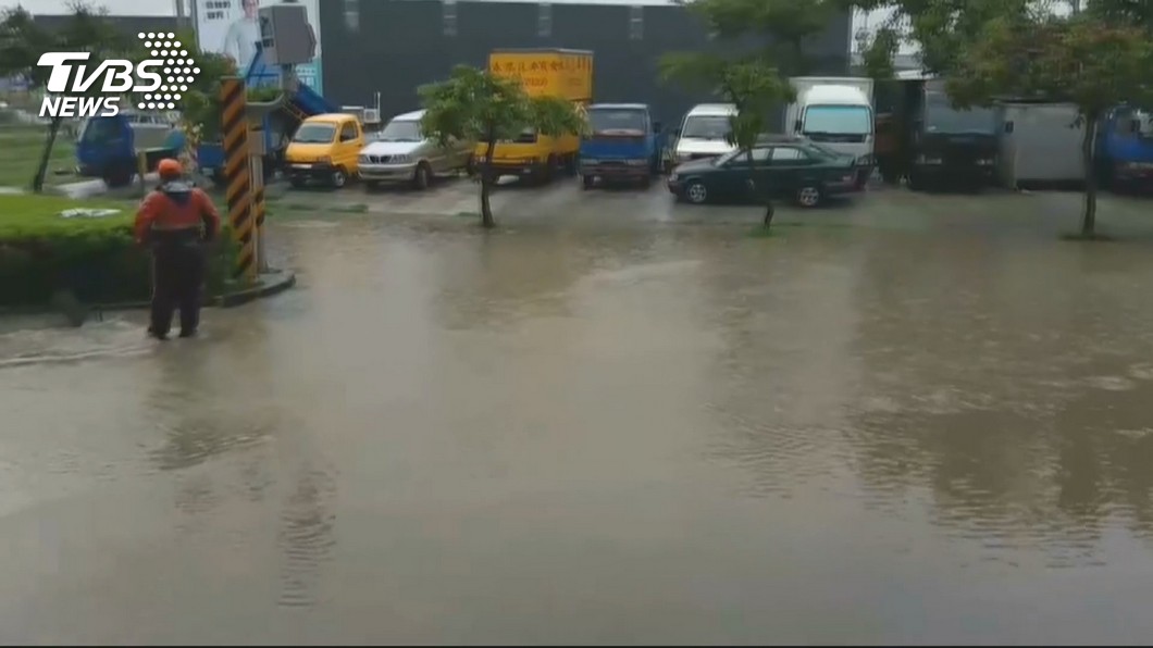 屏東持續降雨 沿海多鄉鎮淹水交通管制