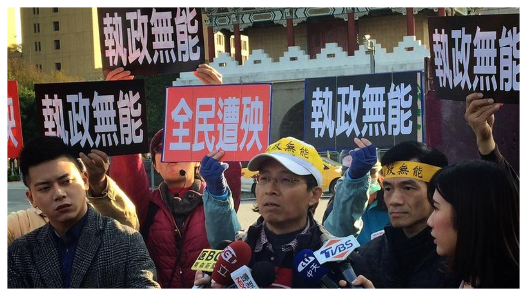 軍公教年金改革引發全台抗爭,行政院政務委員林萬億表示,國家潛藏八、九兆債務,年改就可以省下一兆四千億! 圖/中央社
